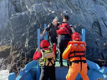 影/宜蘭玻璃海灘2釣客困礁石　舢板船衝現場救援1傷送醫