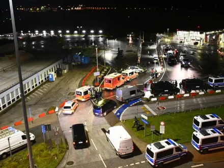 快訊/男飆車撞進漢堡機場　綁架4歲童當人質！警匪對峙全面停飛