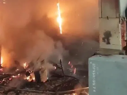 騎樓「廣告燈柱」起火！　台南機車精品量販店遭祝融成廢墟