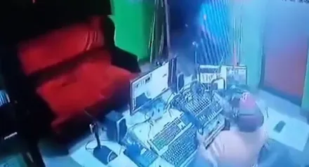 影/槍手闖錄音室！菲國電台主持人遭連轟2槍亡　臉書全程直播「遇害一幕」