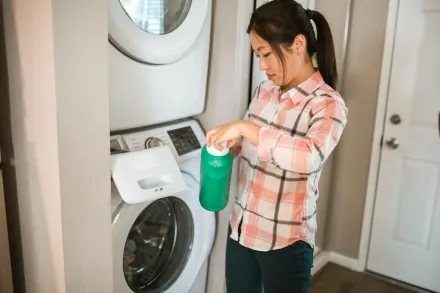 洗衣精加多少才夠？家事達人曝「最佳用量」　加1物洗更乾淨