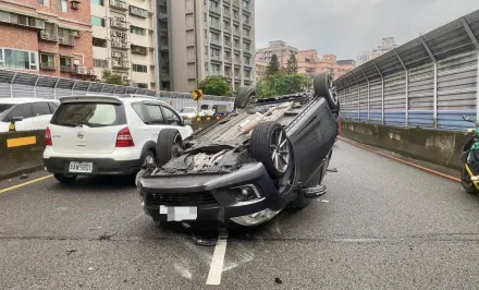快訊/新店小客車自撞分隔島翻車　女駕駛爬出車外輕傷送醫