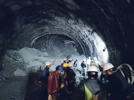 印度隧道施工中突倒塌！40名工人受困　救援人員進行「緊急供氧」