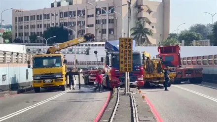 警累炸！高雄過港隧道車禍「接二連三」　2小時3起警疲於奔命