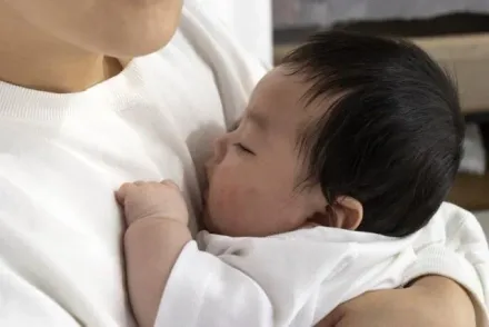 睡著的寶寶一放下就哭？研究：注意「時間」坐著抱5～8分鐘是關鍵