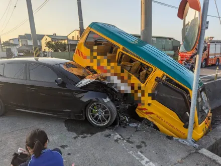 快訊/彰化娃娃車遭BMW衝撞「11童輕重傷」！1女童拋飛車外頭部重創搶救中