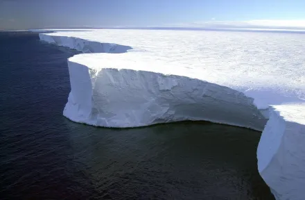 面積是倫敦兩倍大！「世界最大冰山」脫離南極海底快速移動中