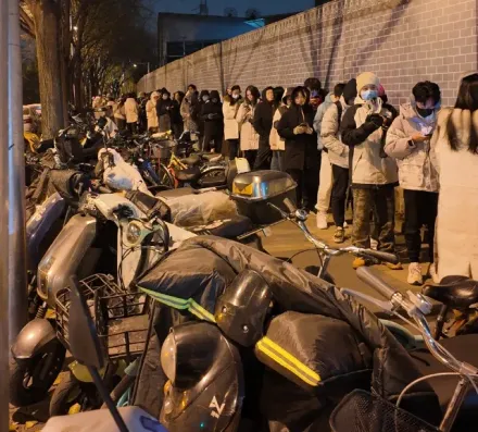 再冷也要吃！北京３名校學生爭搶「鵝腿阿姨」　人民大學：食堂將自行研發