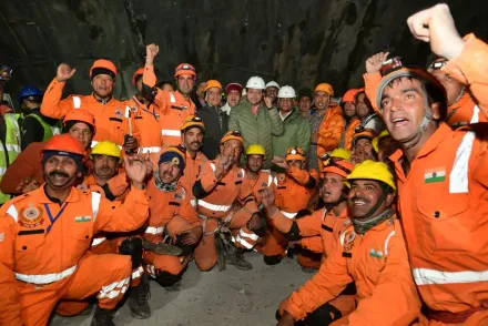 受困坍塌隧道17天！印度41工人全獲救　每人獲半個月休假再領3.7萬元