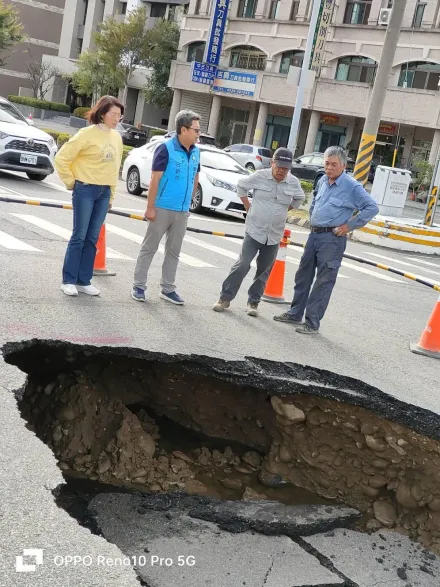 台中豐原大道驚現3米天坑！民眾直擊路裂開　疑自來水工程釀禍