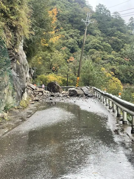 快訊/中橫95.5K「超大落石」　梨山大禹嶺段雙向道路中斷