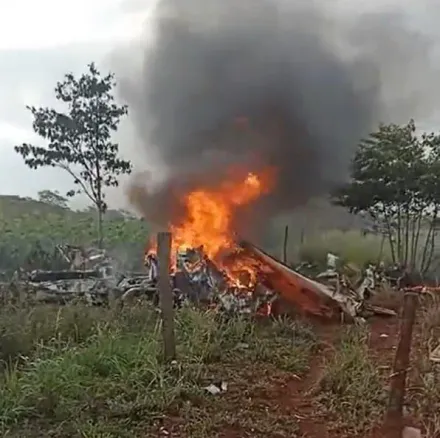 影/撞樹後爆火球！巴拉圭小飛機失事釀4死　執政黨國會議員罹難