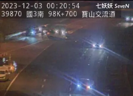 影/國3寶山段深夜追撞！廂型車翻覆、黑車一半不見　男僅輕傷