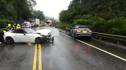 影/北宜公路3跑車追撞　馬自達「直球對決」2奧迪1女乘客送醫