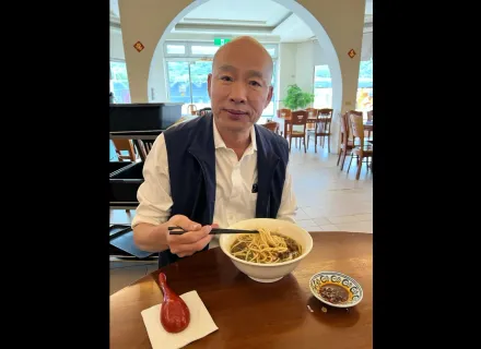韓國瑜與「她」吃牛肉麵！臉書遭上千留言灌爆