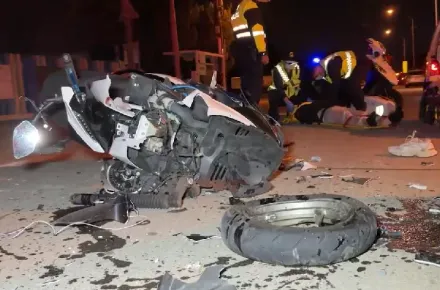 快訊/台中轎車突左轉撞機車！車頭全毀　男騎士噴飛吐血命危急送醫