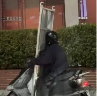 街頭「盲騎」！台南翁2米長桌豎立腳踏板　視線全遮還能過紅綠燈