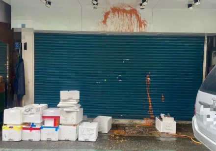 影/新北三重服飾店遭潑漆貼「假貨」傳單　警鎖定嫌犯追緝中