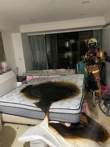 驚死人！電熱毯沒插電還燒起來　床被燒一個大洞、屋主急報案