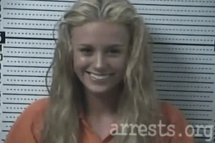 23歲正妹5年被捕11次　口卡照笑容燦爛竟被讚「最甜美罪犯」
