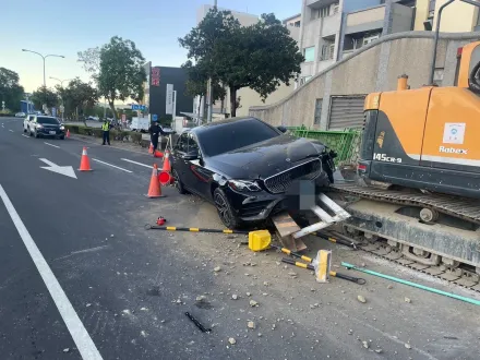 挑錯對象囉！台中賓士車衝撞挖土機　慘遭履帶完勝KO