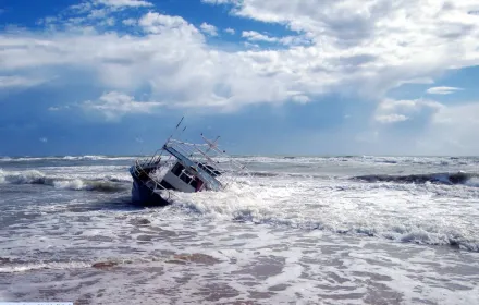 非法移民悲歌！利比亞難民船遇大浪翻覆　61人下落不明推定死亡