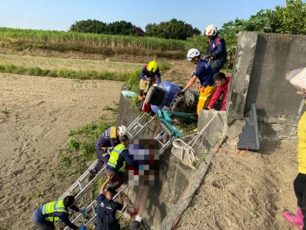 影/驚悚！嘉義男遭怪手壓傷「右腿骨折」　懸3米坡邊血沿牆流