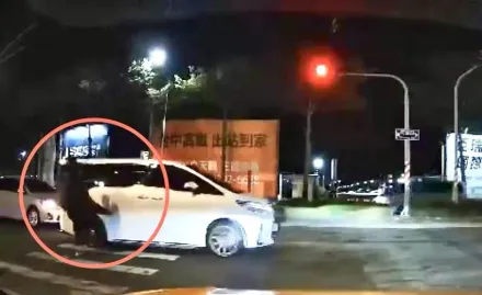 影/台南帝王行人踹「阿法」被處理　網驚：敢踢運兵車！