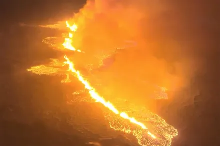 影/冰島火山持續爆發！地面現3.5公里大裂縫　首都附近機場航班起降受影響