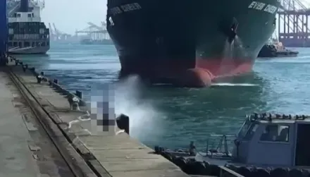 驚！高雄港貨輪纜繩突斷裂　鞭甩擊中碼頭…工人慘摔在地