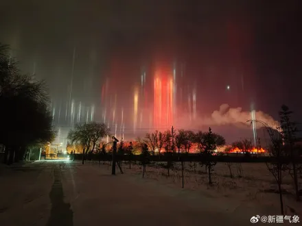 新疆夜空出現絕美罕見「寒夜燈柱」　 網驚嘆：宛如大自然科幻大片