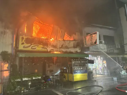 影/駭人！台南意麵店大火「2樓鐵皮加蓋」全面燃燒　烈焰濃煙像火球