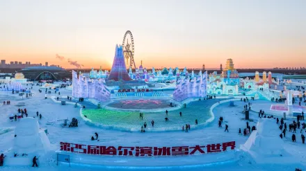 哈爾濱「冰雪大世界」開園首日迎4萬遊客　民眾排不到設施怒喊「退票」