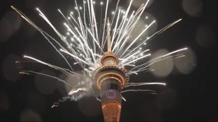 影/全球最早迎接2024！紐西蘭天空塔施放「500公斤煙火彈」超絢爛