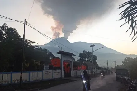 快訊/天災不只日本！印尼東部火山噴發　機場急關閉撤逾2200人