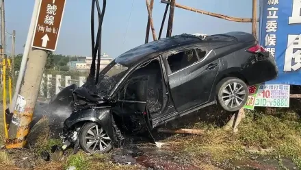 影/死亡車禍！雲林2車擦撞再撞彎電桿　車成廢鐵起火駕駛不治