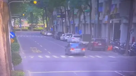 影/高雄女駕駛撞路樹亡！出事前路中詭停1分鐘　奪命行車影像曝光