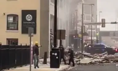 影/德州市中心大爆炸！酒店被炸爛「建材碎片阻塞街道」　他早就聞到天然氣味