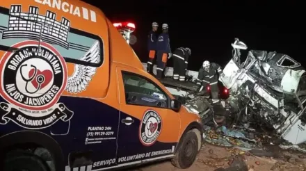影/巴西重大車禍！夜間卡車衝撞遊覽車　釀逾25死5傷