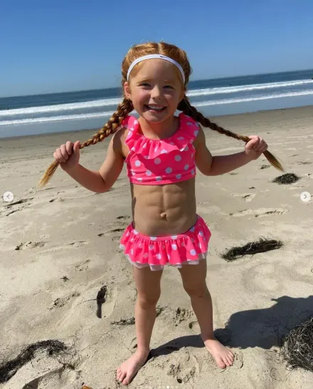 影/7歲女童從小練體操健身　擁有線條分明「冰塊盒」六塊腹肌