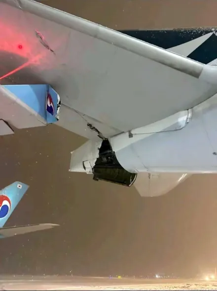 碰撞原因曝！日本新千歲機場國泰航空客機「機身破大洞」　大韓航空變「折翼」