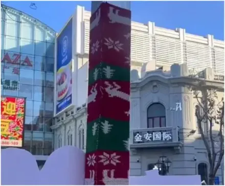怕冷？哈爾濱大街鐵柱「穿紅棉襖」　竟是為「防舔」避免遊客受傷