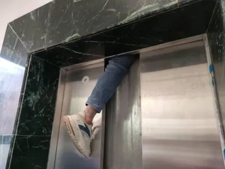 影/驚險！男子前腳剛走進...下一秒電梯故障下墜　半隻腿「卡在空中」動彈不得