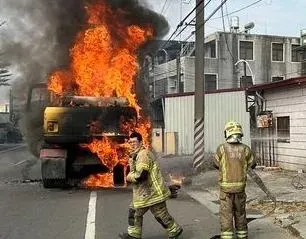 快訊/台南善化「行動怪手火球」！挖土機行進間燒起來　駕駛急跳車