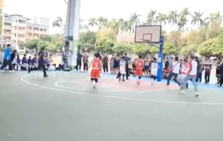 影/少年籃球賽小球員搶球起衝突　竟差點演變成家長大亂鬥！