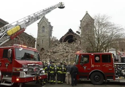 影/美康乃狄克州教堂屋頂坍塌　170年歷史地標成瓦礫堆