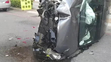 快訊/高雄保全男開車突腹痛！鏟倒電箱車翻覆爛成廢鐵　「幸運僅擦傷」