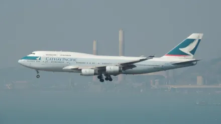 起飛不到15分鐘！國泰航空飛往檳城「機艙突冒煙」　緊急折返香港