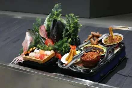 影/行李轉盤化身「美食輸送帶」　日本機場炸蝦拉麵「上菜」遊客餓爆