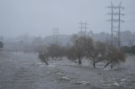 大氣河流風暴再襲！加州「8縣緊急狀態」85萬戶停電　影響4千萬人